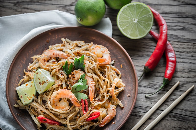 thai-fried-rice-noodles-with-shrimps-PK9BAQ7-min-1.jpg